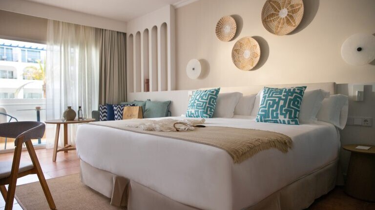 Deluxe Pool and Sea View